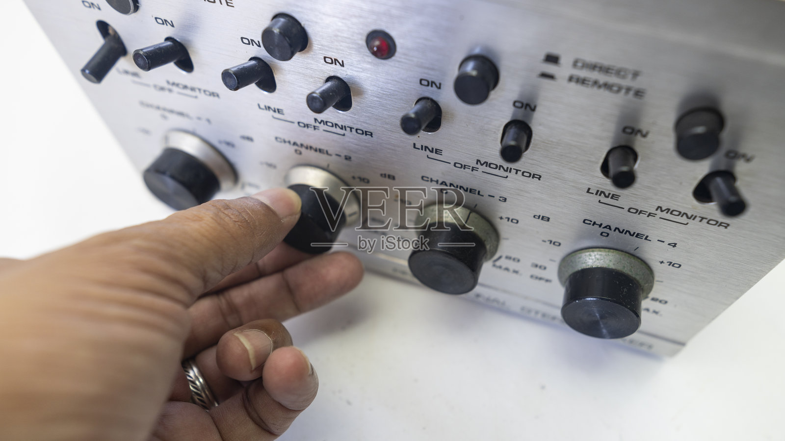 专业音响设备混音台，带均衡器等功能照片摄影图片