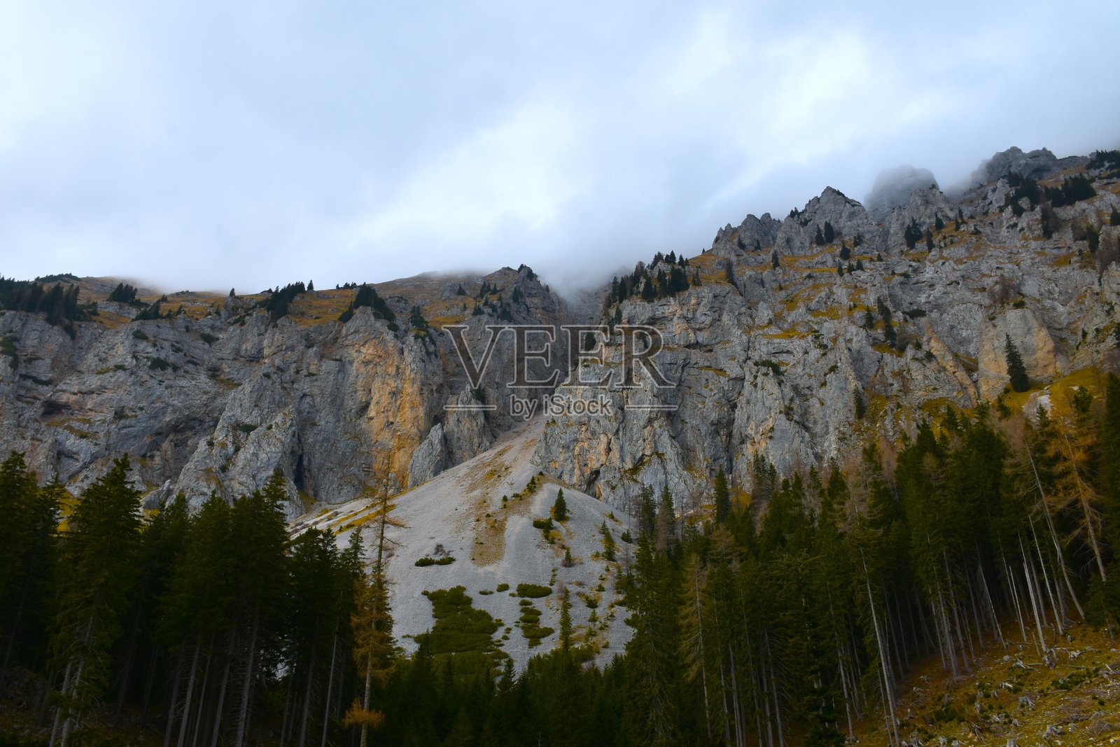 斯洛文尼亚戈伦斯卡地区卡拉文克山脉中的多尔加尼瓦上方的落基山脉照片摄影图片