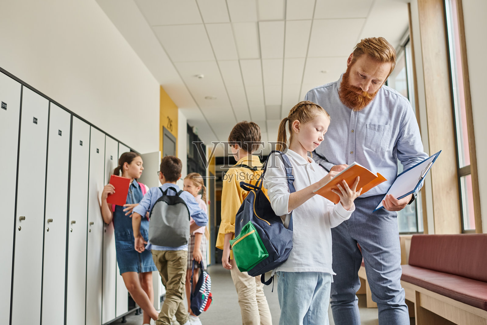 现代学校中，专注的老师与认真听课的学生们的互动课堂时刻照片摄影图片