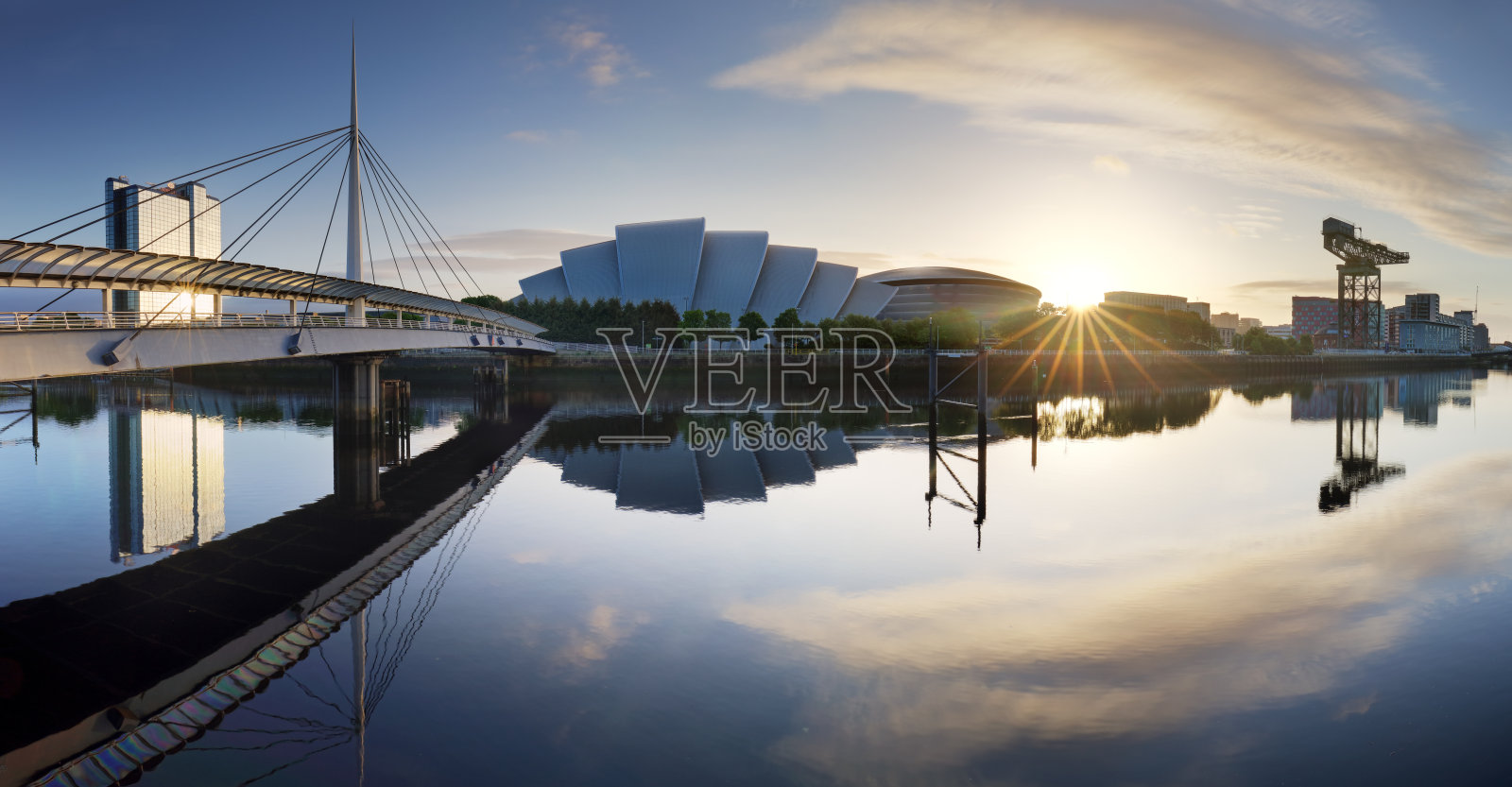 格拉斯哥市日出时分的全景，克莱德河，苏格兰照片摄影图片