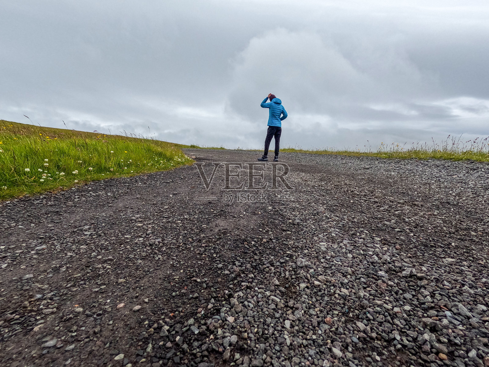独自女性站在碎石路上照片摄影图片