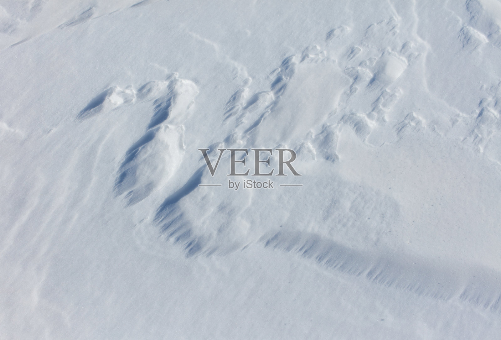 雪是白色的，地面上覆盖着雪。照片摄影图片