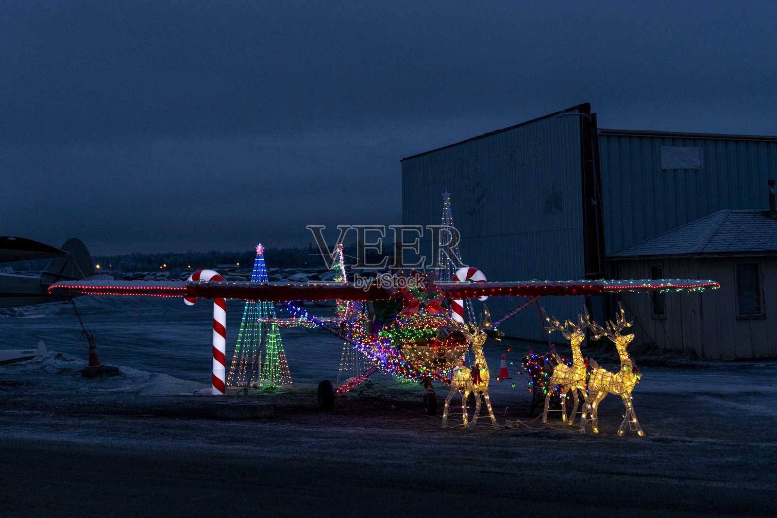 阿拉斯加的圣诞精神翱翔而起照片摄影图片