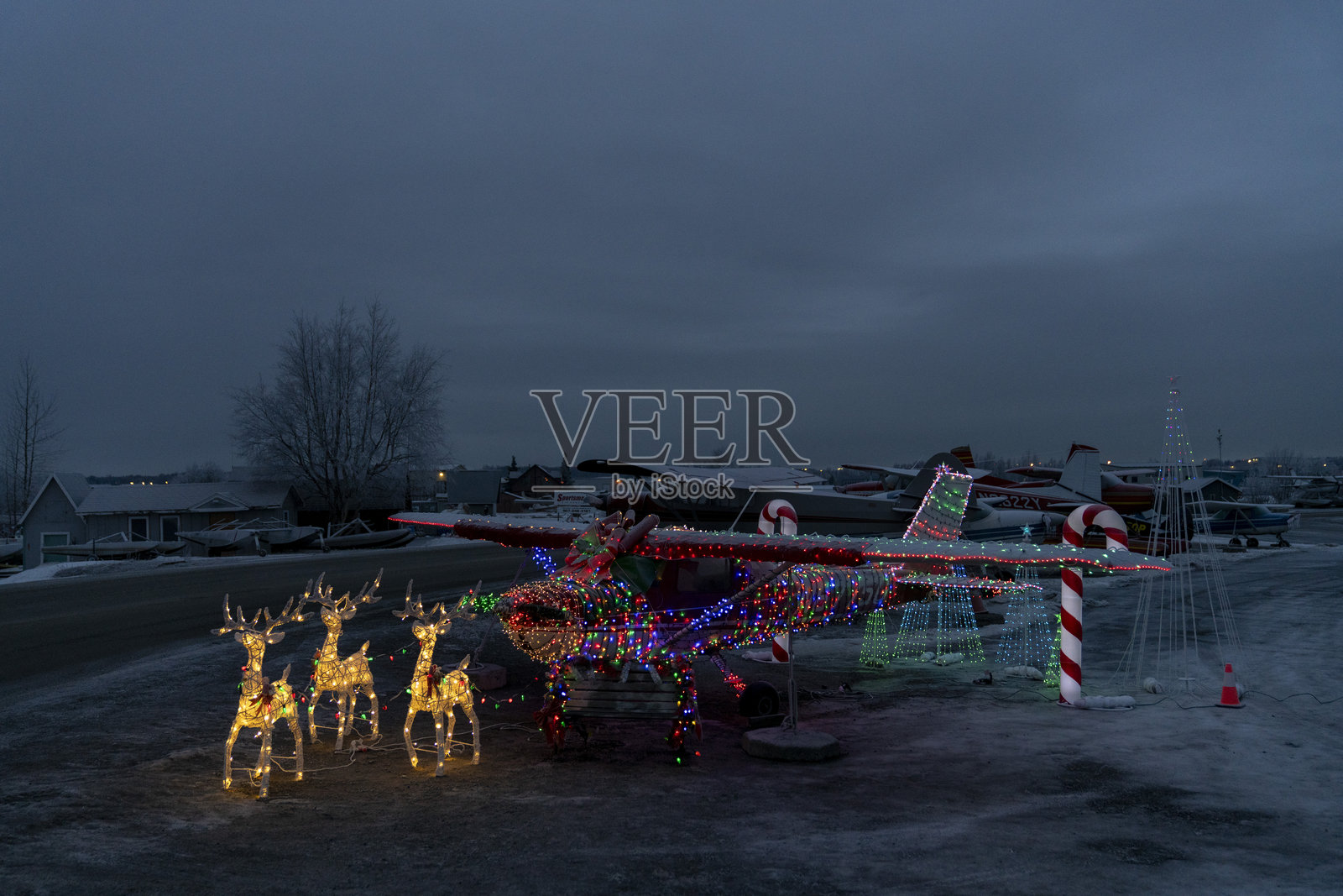 阿拉斯加的圣诞精神翱翔而起照片摄影图片