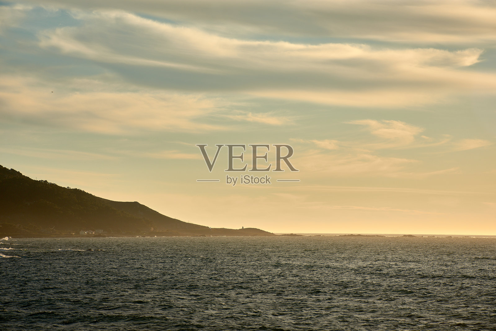 加利西亚巴约纳湾俯瞰的卡博西列罗海岸之美与防波堤照片摄影图片