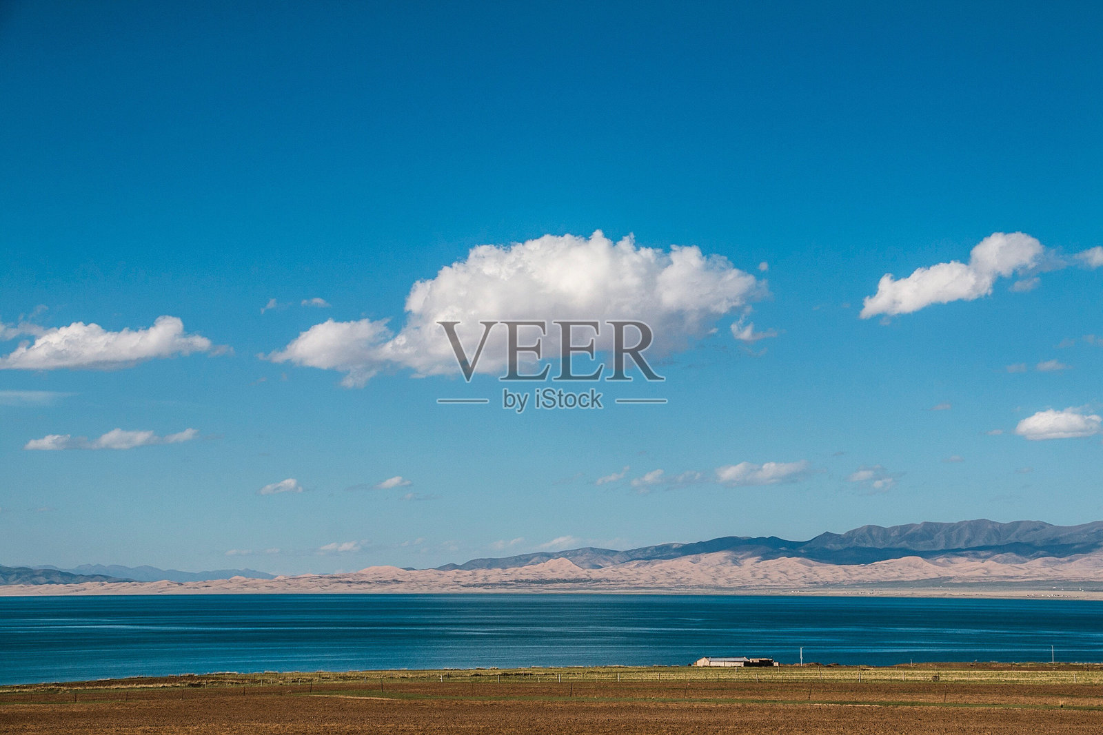 蓝天映衬下的海景照片摄影图片