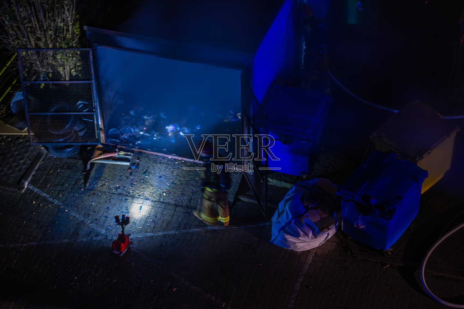 一个避难所和垃圾桶被点燃照片摄影图片