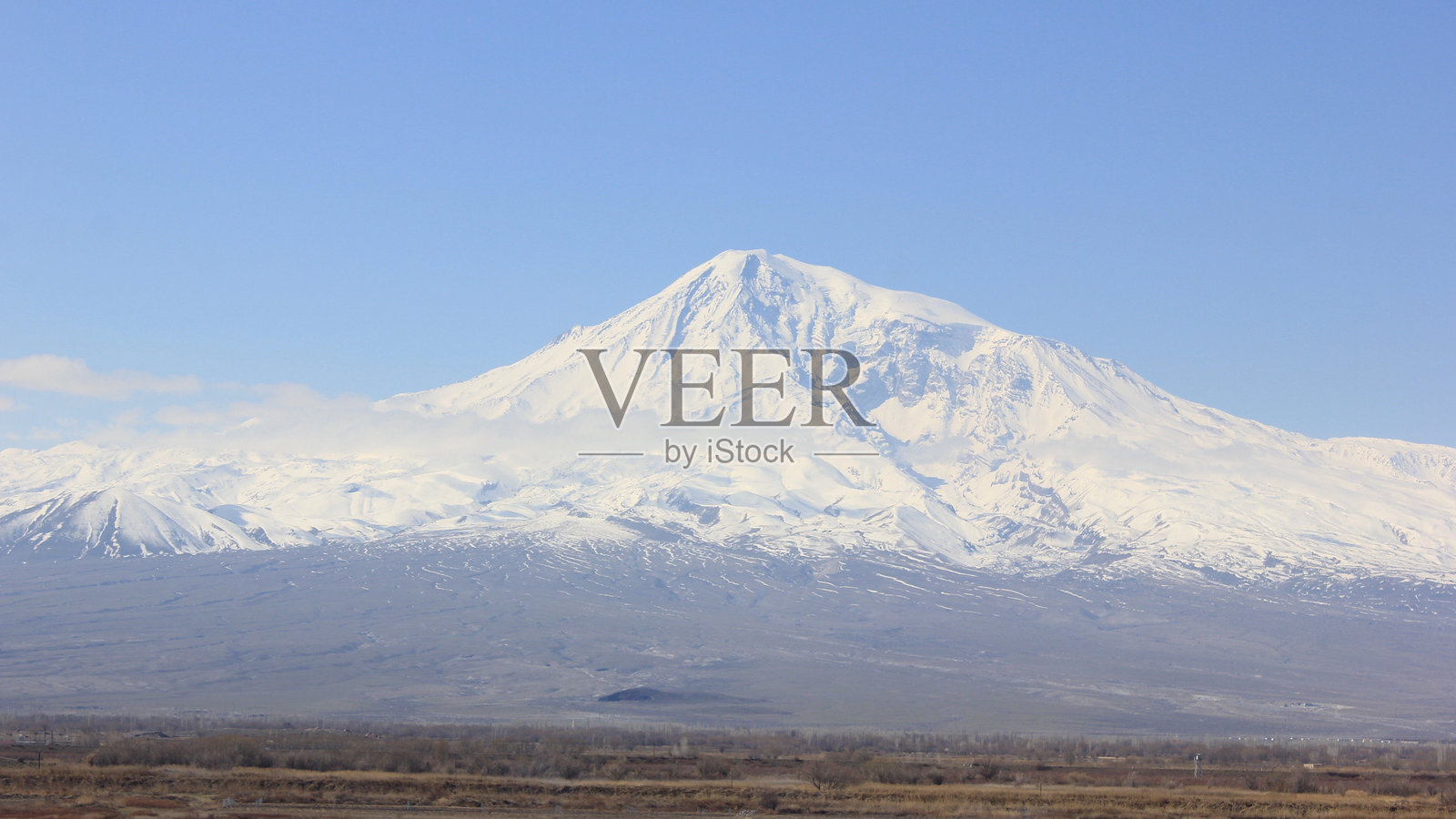 雪山在晴朗天空下的美丽景色照片摄影图片