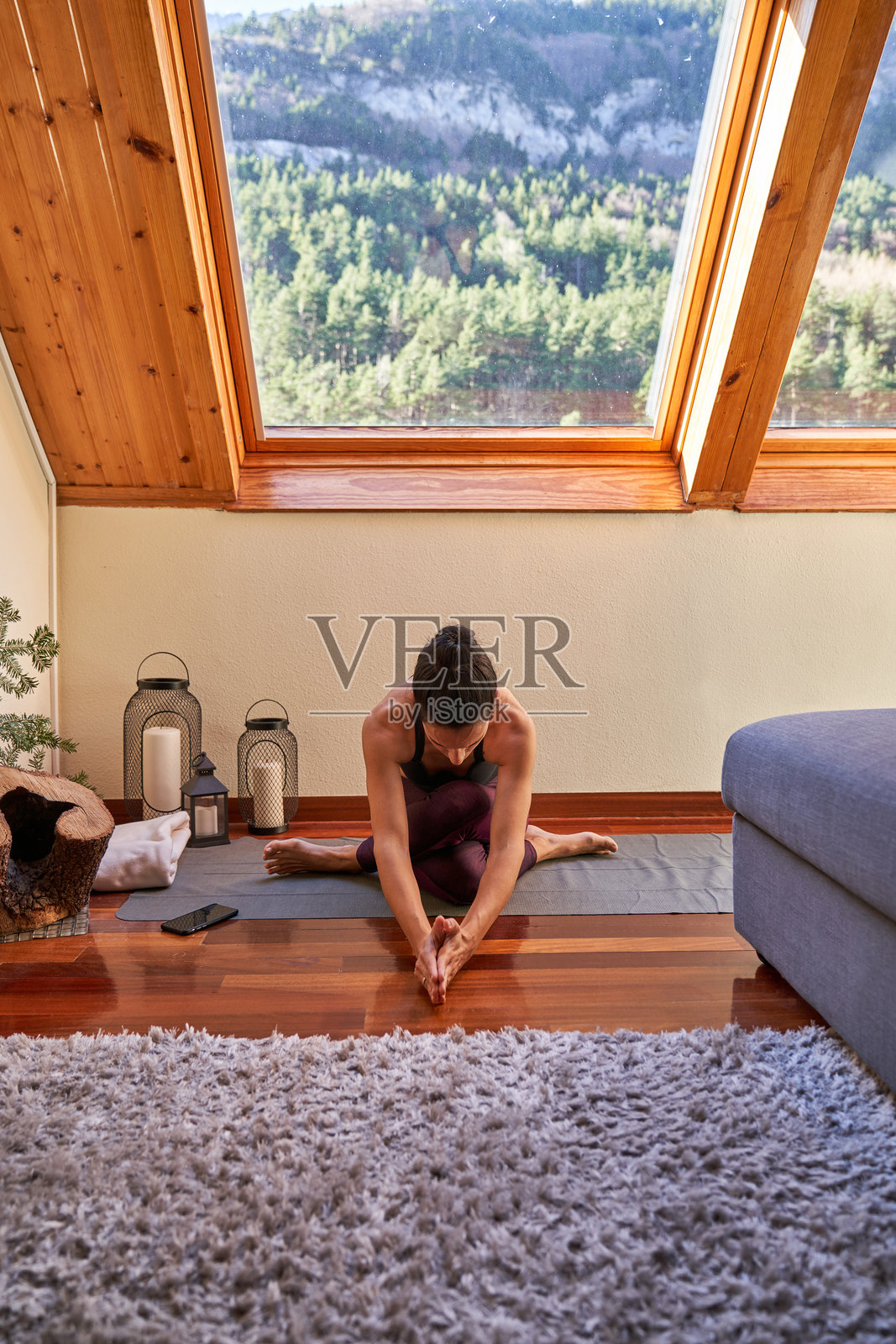 瘦弱的女性双腿交叉，向前弯腰，双臂伸直照片摄影图片