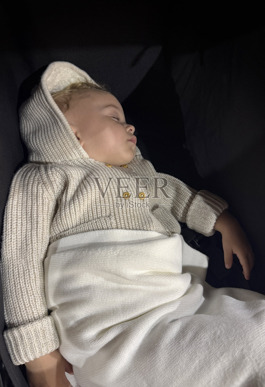 一岁女孩在婴儿推车里睡觉照片摄影图片