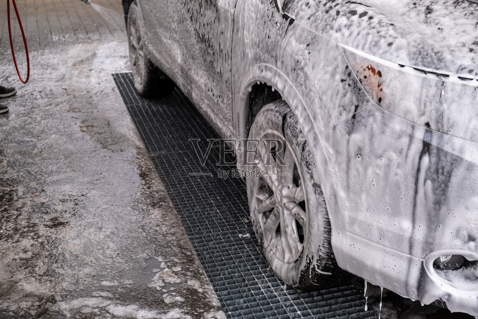 SUV在洗车店洗车照片摄影图片