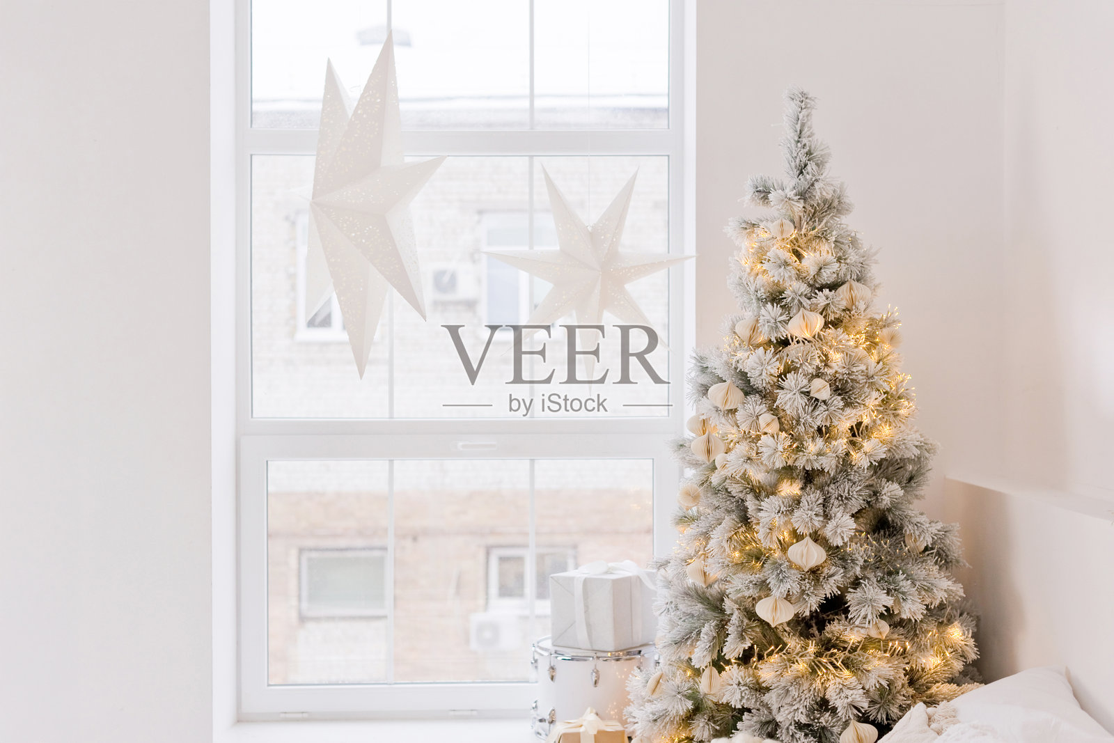 白色室内装饰有圣诞树和星星照片摄影图片