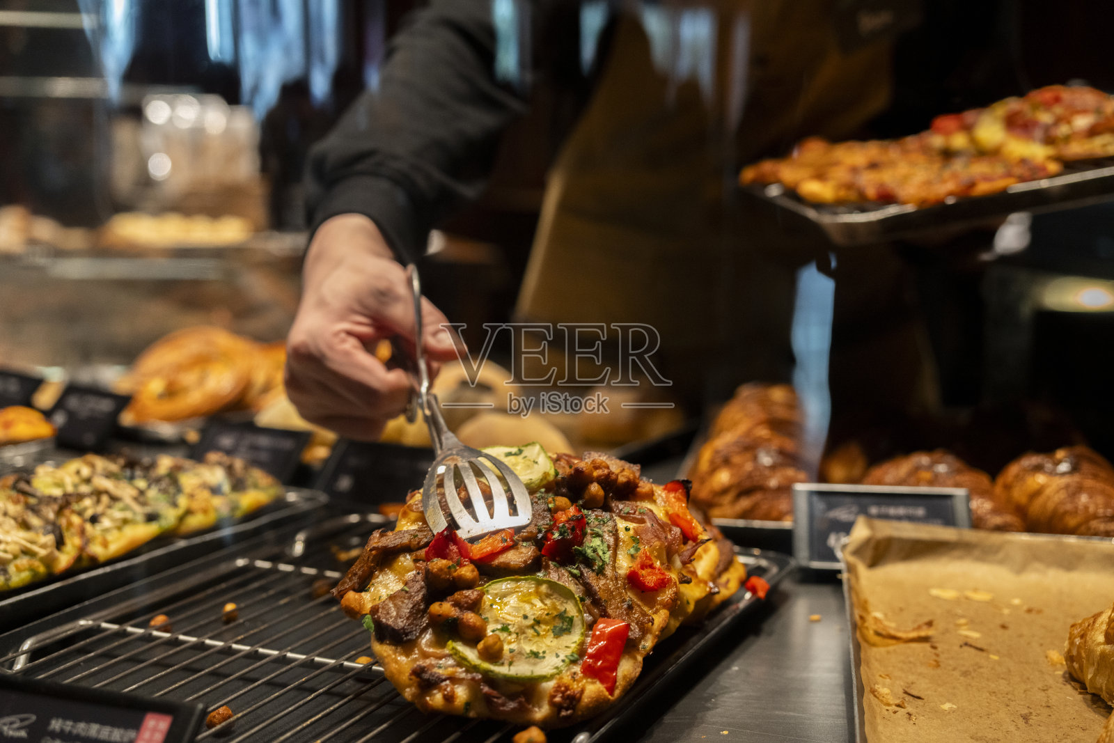美味酥脆的比萨饼照片摄影图片