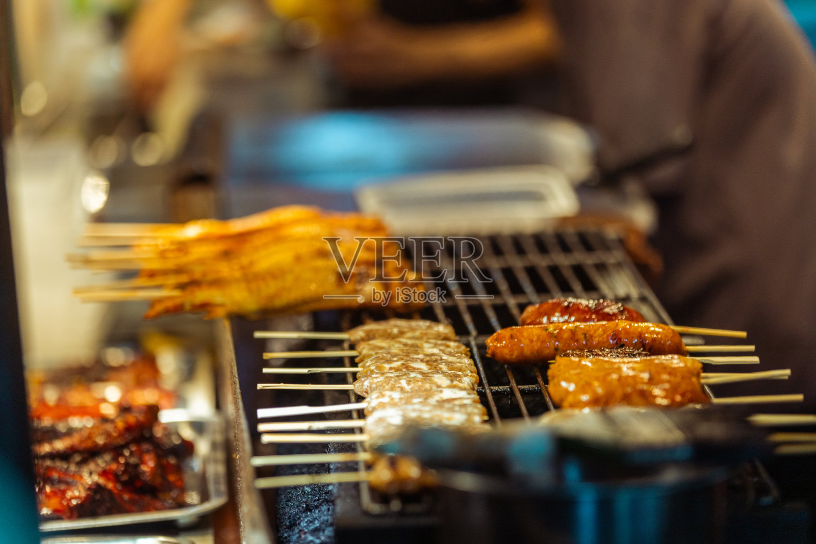 亚洲街头美食，烤鸡。照片摄影图片