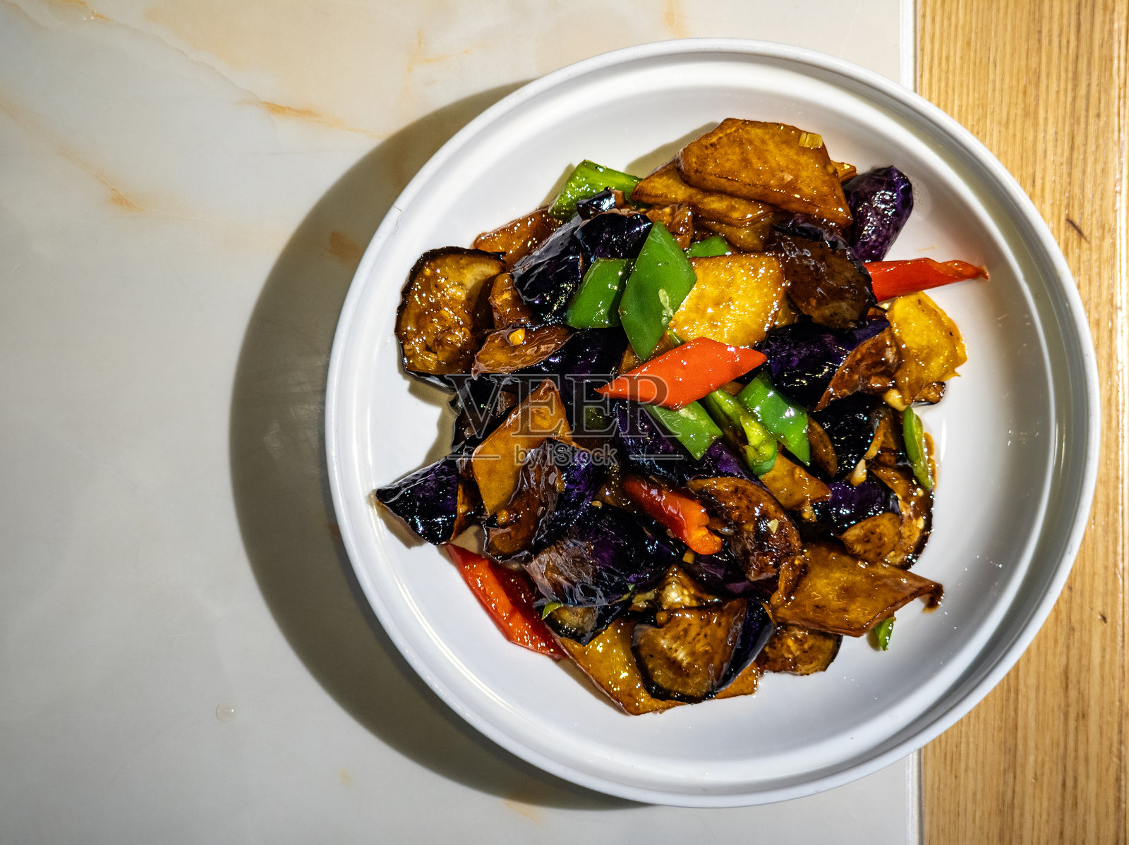 美味的地三鲜，经典的东北家常菜照片摄影图片