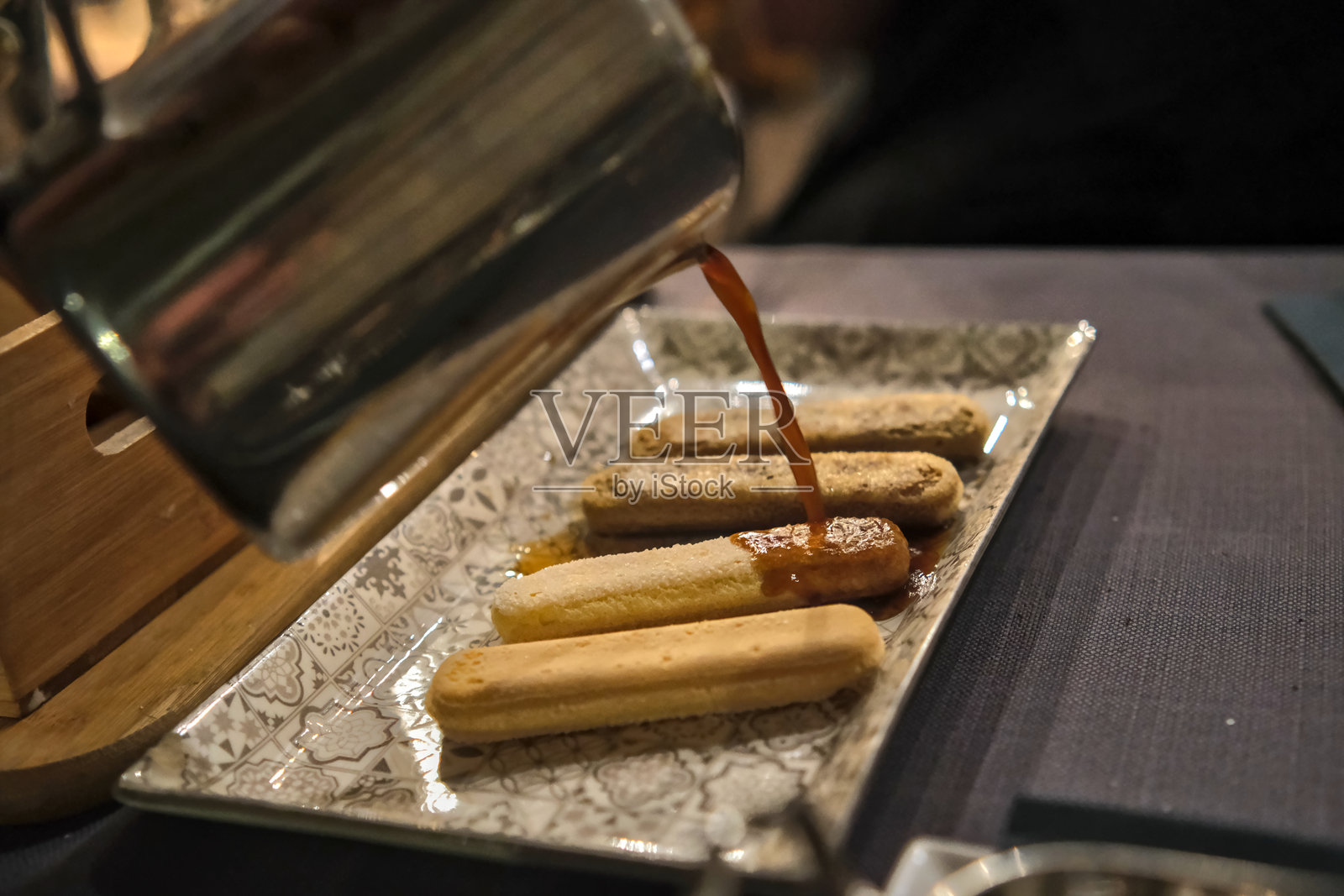 自制提拉米苏的准备过程。照片摄影图片