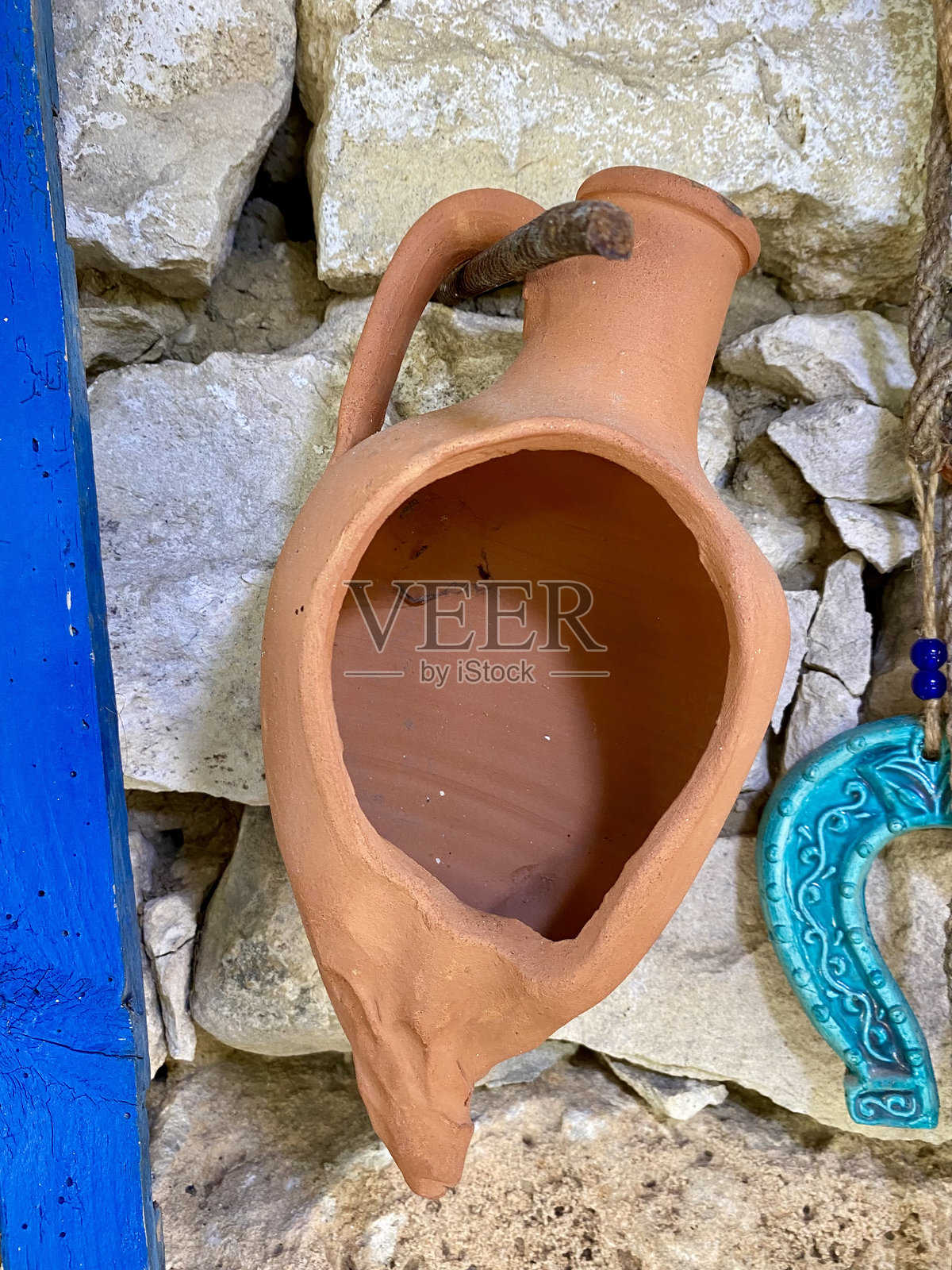 一个破碎的水罐照片摄影图片