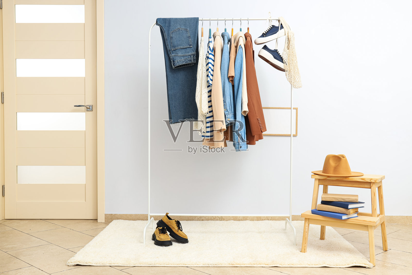 衣架上挂着不同的衣服，展示多样的服装概念照片摄影图片