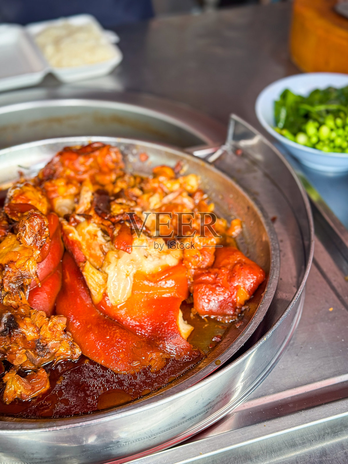 餐厅蒸制的红烧猪腿肉照片摄影图片