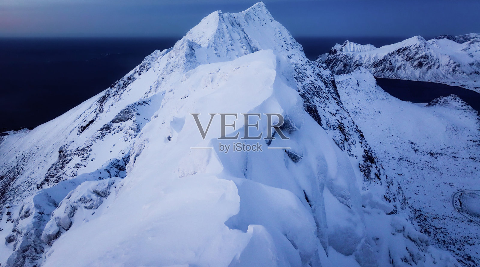 黄昏时分，雪山峰的壮丽鸟瞰图，捕捉得美轮美奂。照片摄影图片