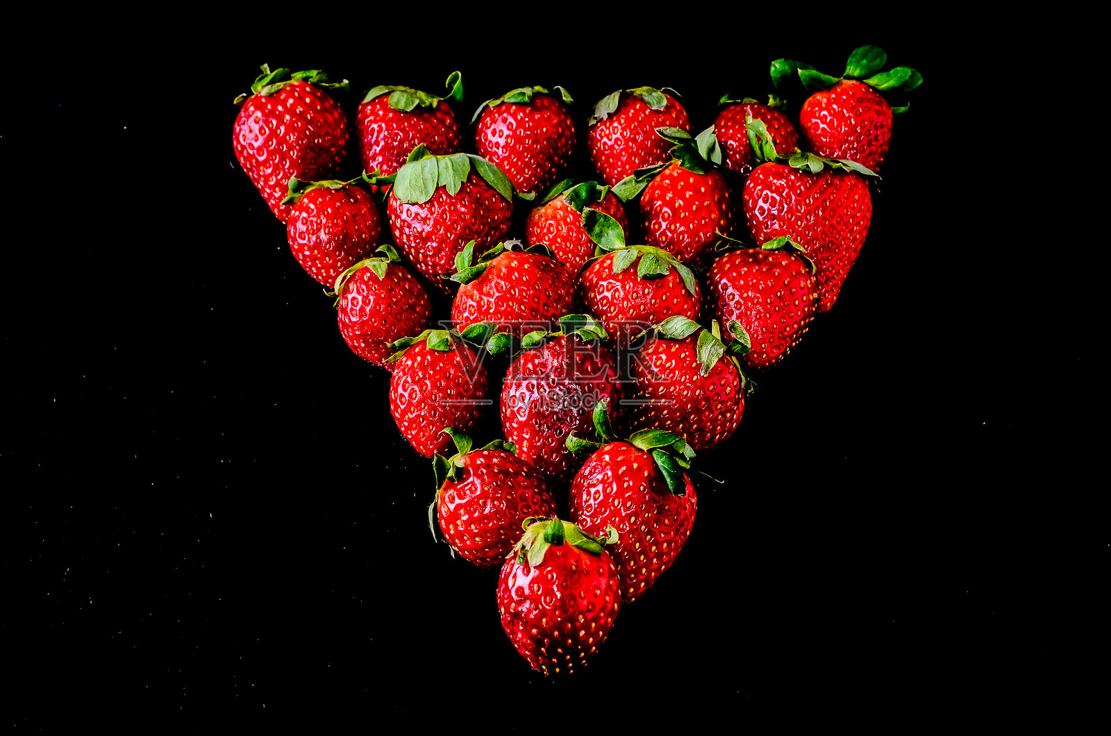 一堆草莓以三角形排列照片摄影图片