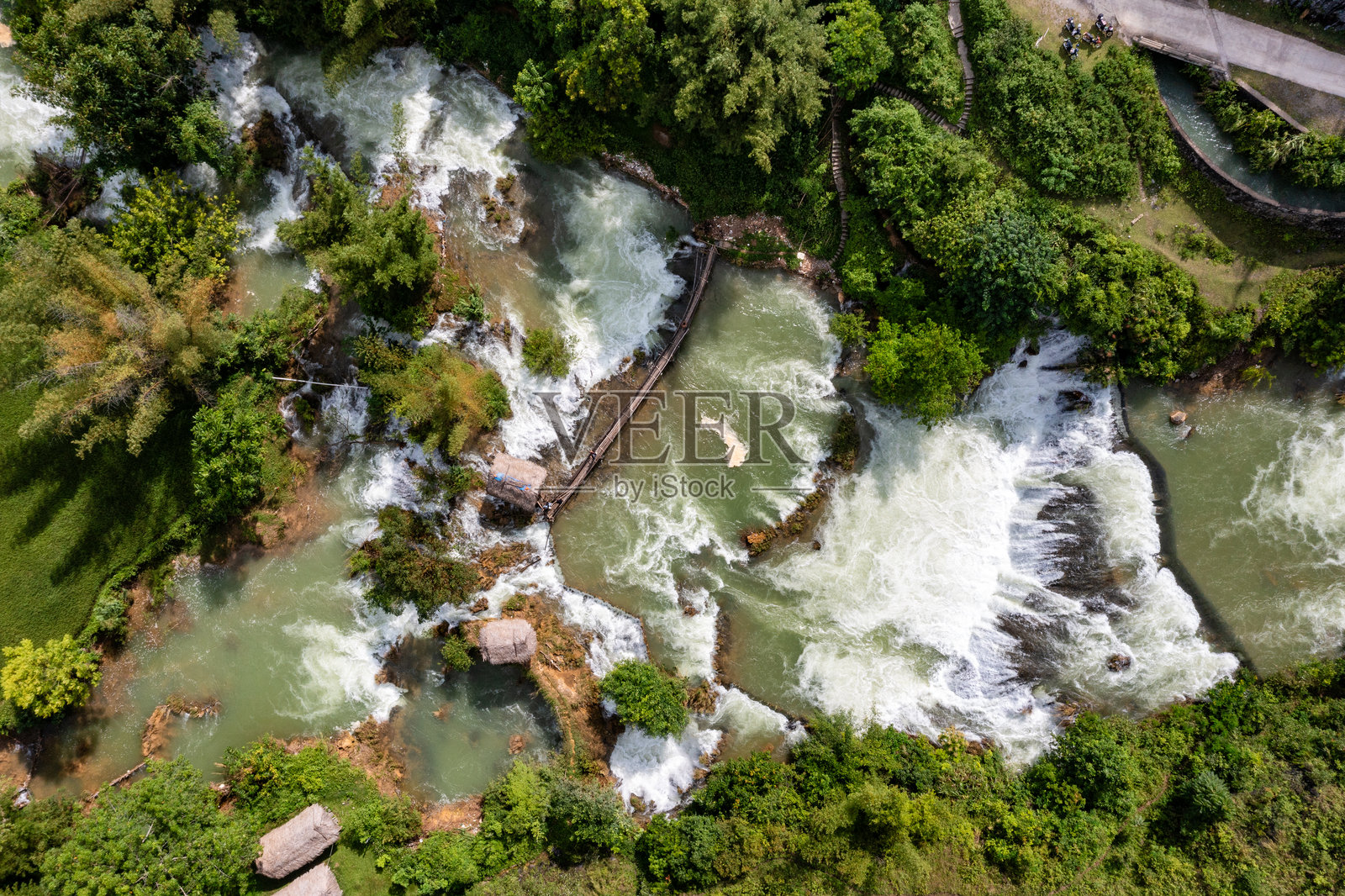越南高平省中康的阮山河空中景观，展现自然、绿色稻田和质朴的土著房屋。照片摄影图片