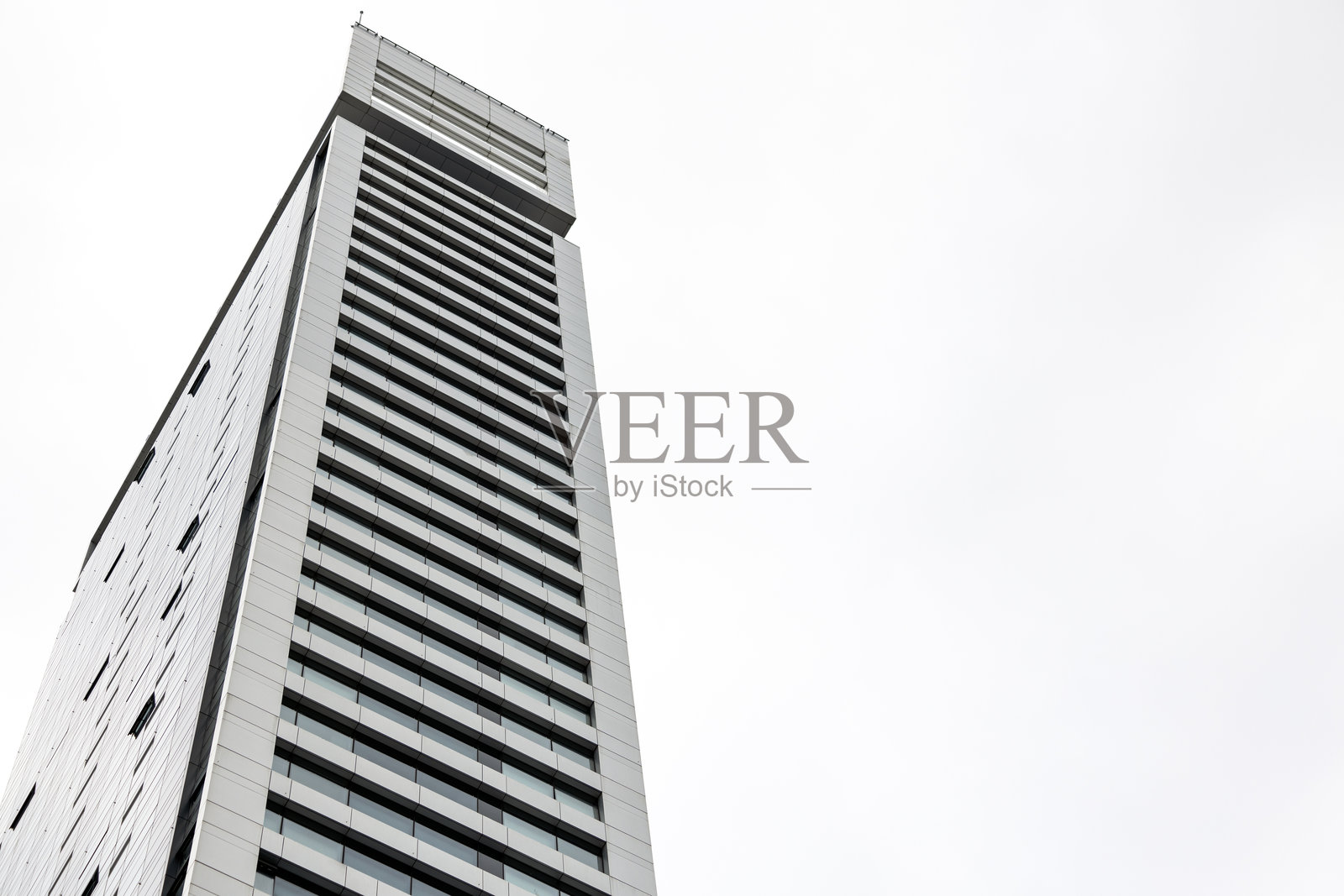 现代办公大楼的低角度视图，摩天大楼，白色背景留有空白空间照片摄影图片