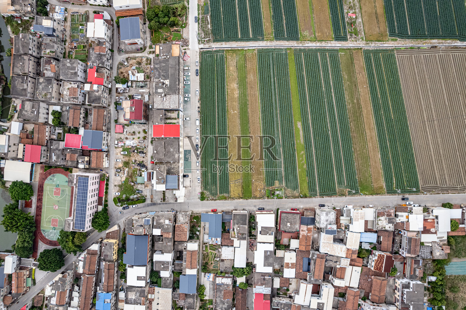 农村房屋和农业用地的鸟瞰图照片摄影图片