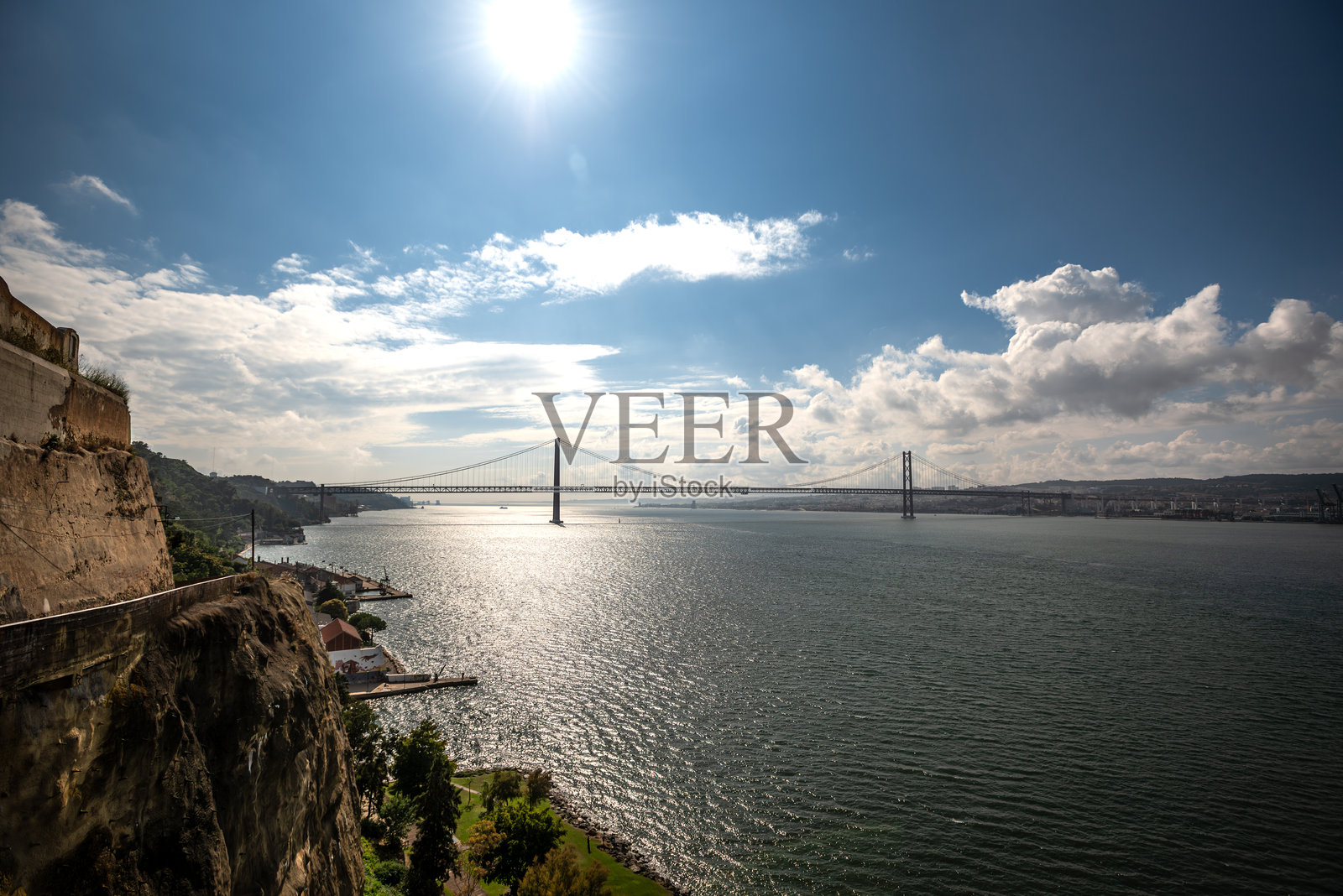 从阿尔马达全景电梯看到的4月25日大桥 - 葡萄牙照片摄影图片