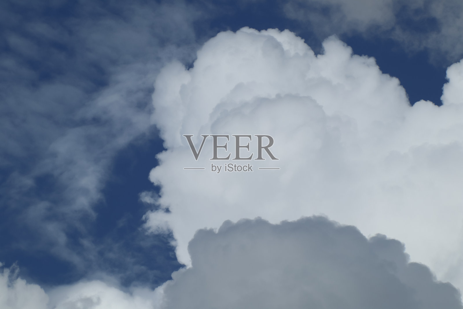 热带天空中的云彩景观照片摄影图片