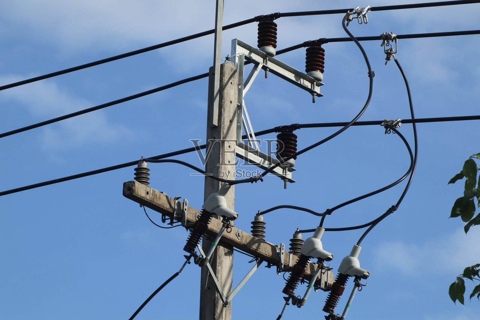 电力线和电力杆的特写镜头照片摄影图片