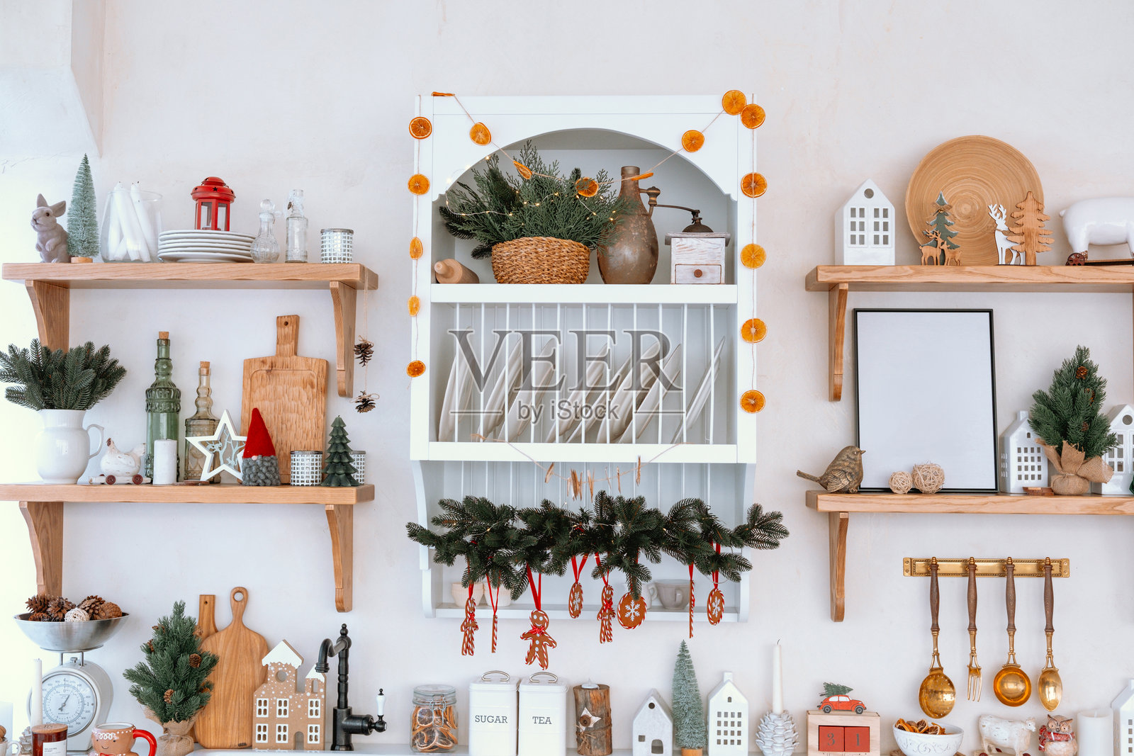 温馨的节日厨房展示，装饰品、植物和节日物品齐全照片摄影图片