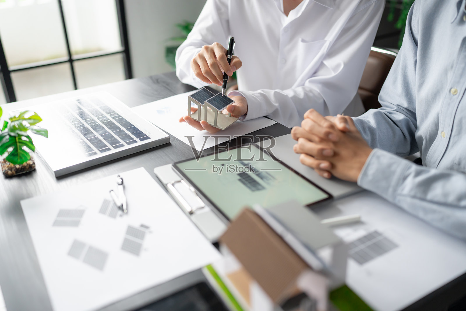 太阳能电池板绿色能源 商务人士在绿色环保办公室工作 创意商业计划 生物经济的可持续电力专业工程师照片摄影图片