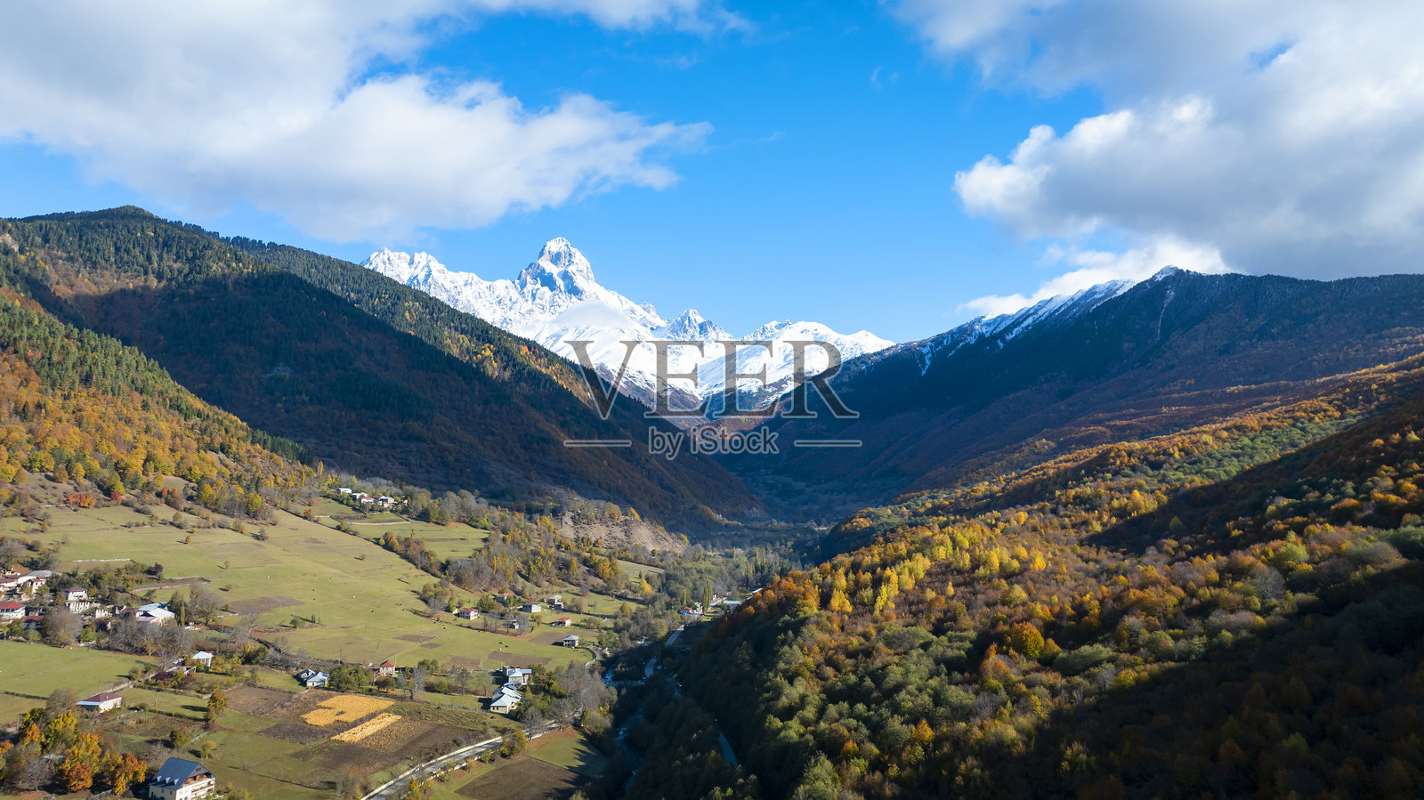 格鲁吉亚斯瓦涅季的风景，远眺乌什巴山照片摄影图片