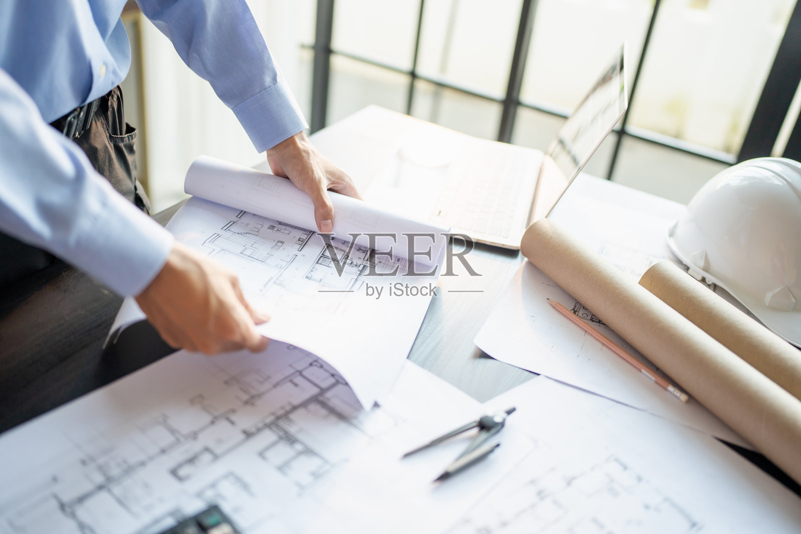 建筑师在建筑创意项目上绘图，商业建筑施工，工业工程成就规划照片摄影图片