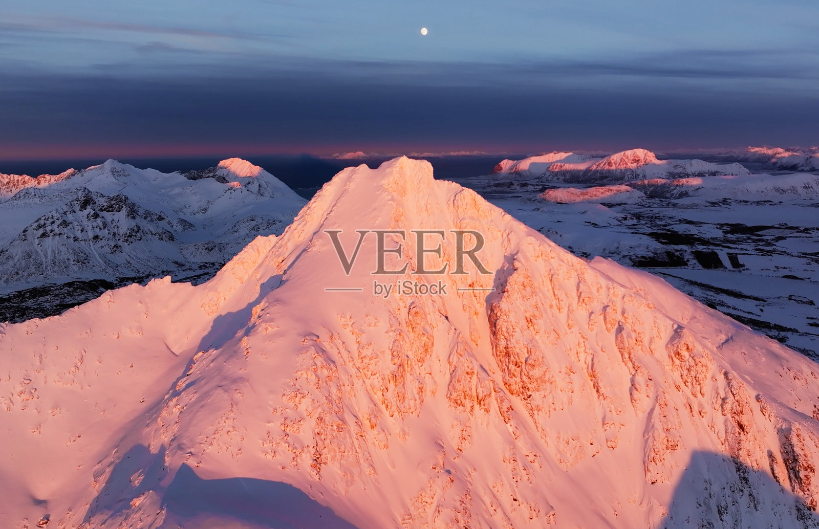 壮丽美丽的雪山峰在惊艳的日落中散发出宁静气息照片摄影图片