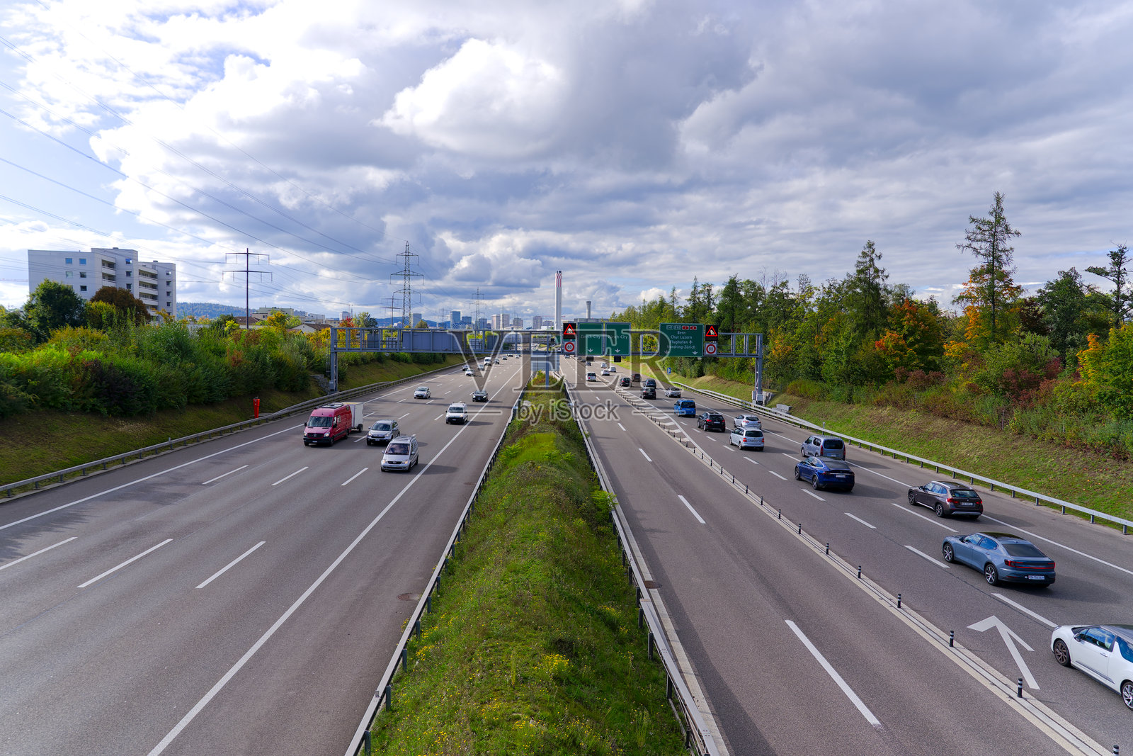 瑞士苏黎世秋天假日期间多车道高速公路上的繁忙交通，背景是阴云密布的天空。照片摄影图片