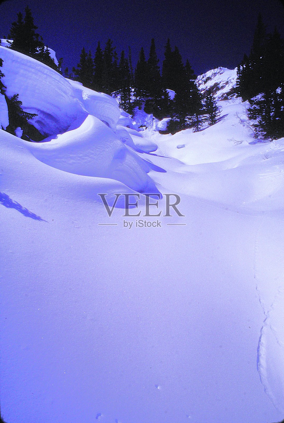 1983年4月在科罗拉多州白河国家森林马龙钟山荒野使用Telemark技术的春季粉雪滑雪照片摄影图片