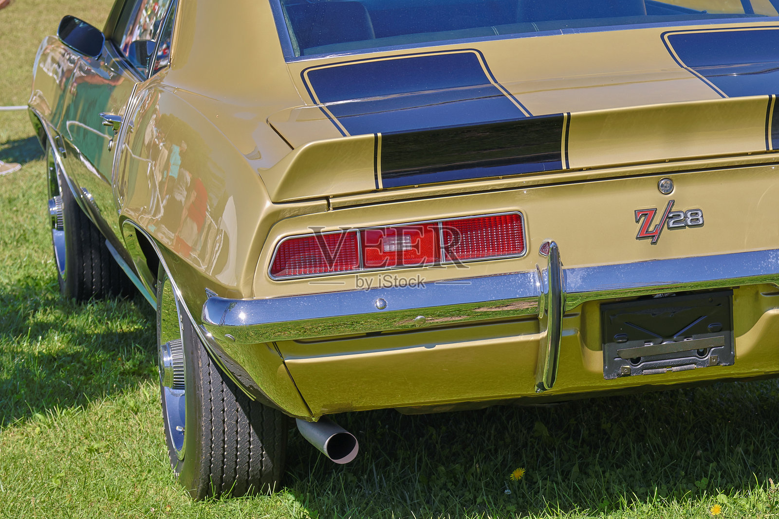 雪佛兰 Camaro Z28 在车展上展示其美丽的后部。照片摄影图片