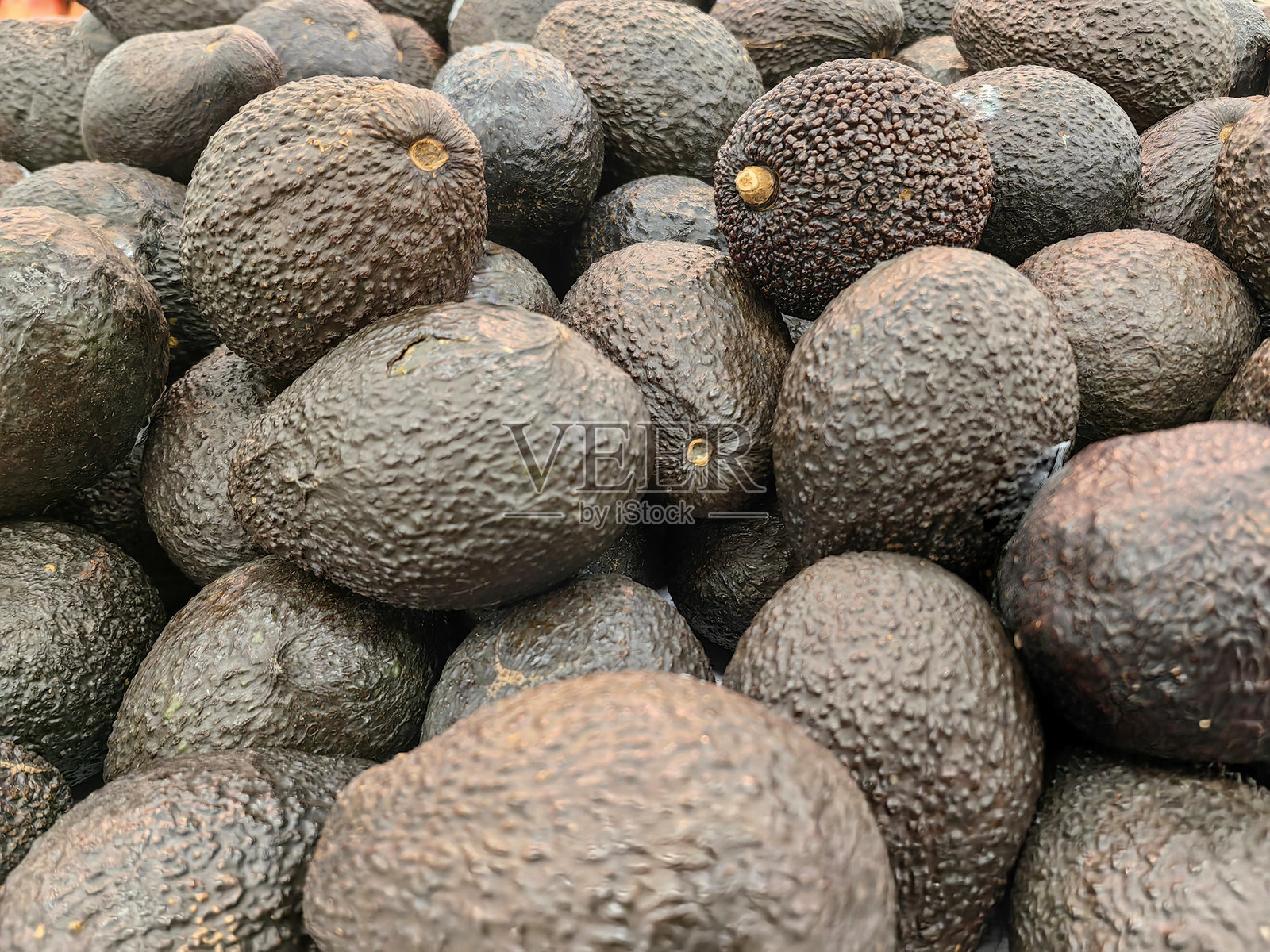 一堆新鲜多汁的非洲鳄梨。照片摄影图片