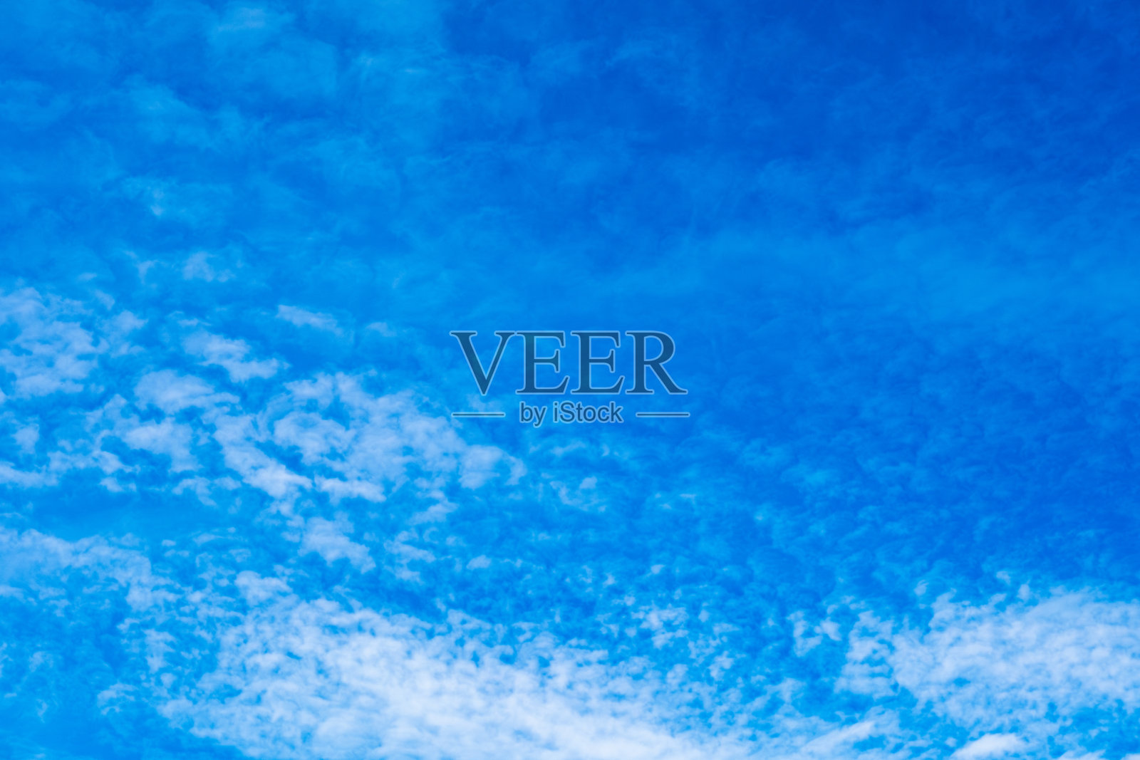 夏季假期概念的清澈天空全景背景，海洋和阳光照耀下的夏季海水，伴随美丽的多云天空。照片摄影图片