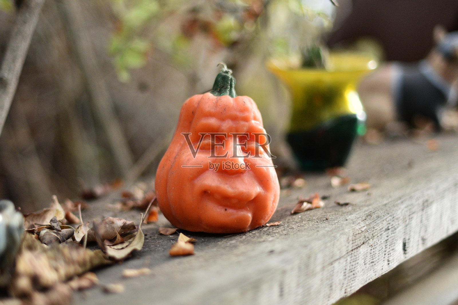 没有点燃的南瓜蜡烛，面朝栏杆照片摄影图片