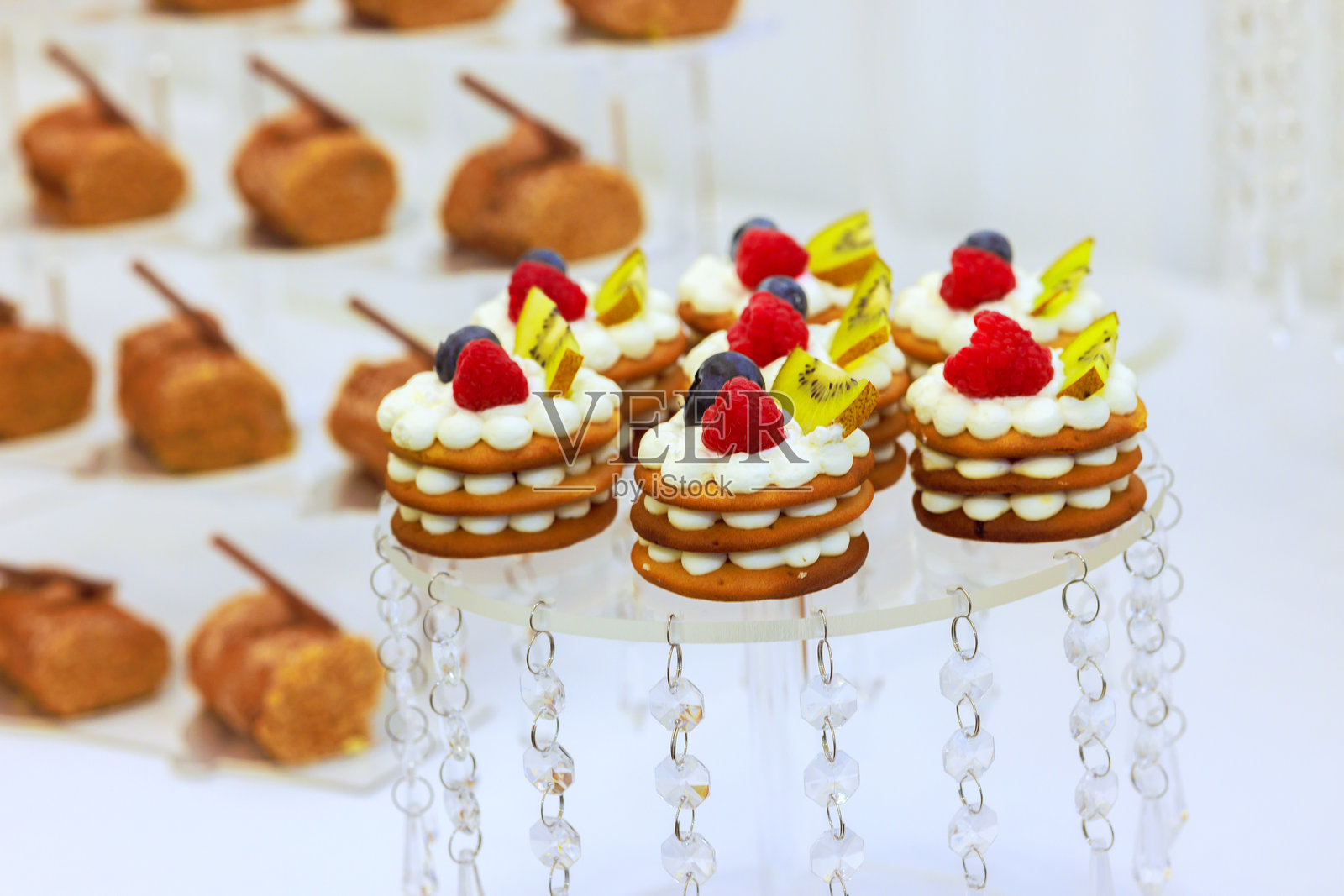 美味的甜点摆盘，层叠的饼干上装饰着新鲜水果，适合节庆活动。照片摄影图片