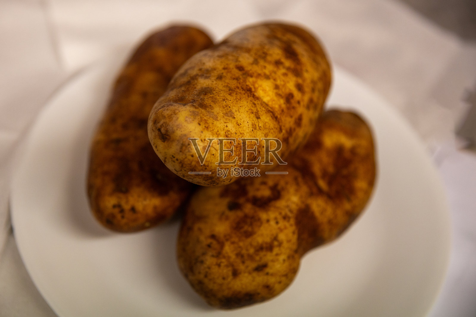 三颗红皮土豆照片摄影图片