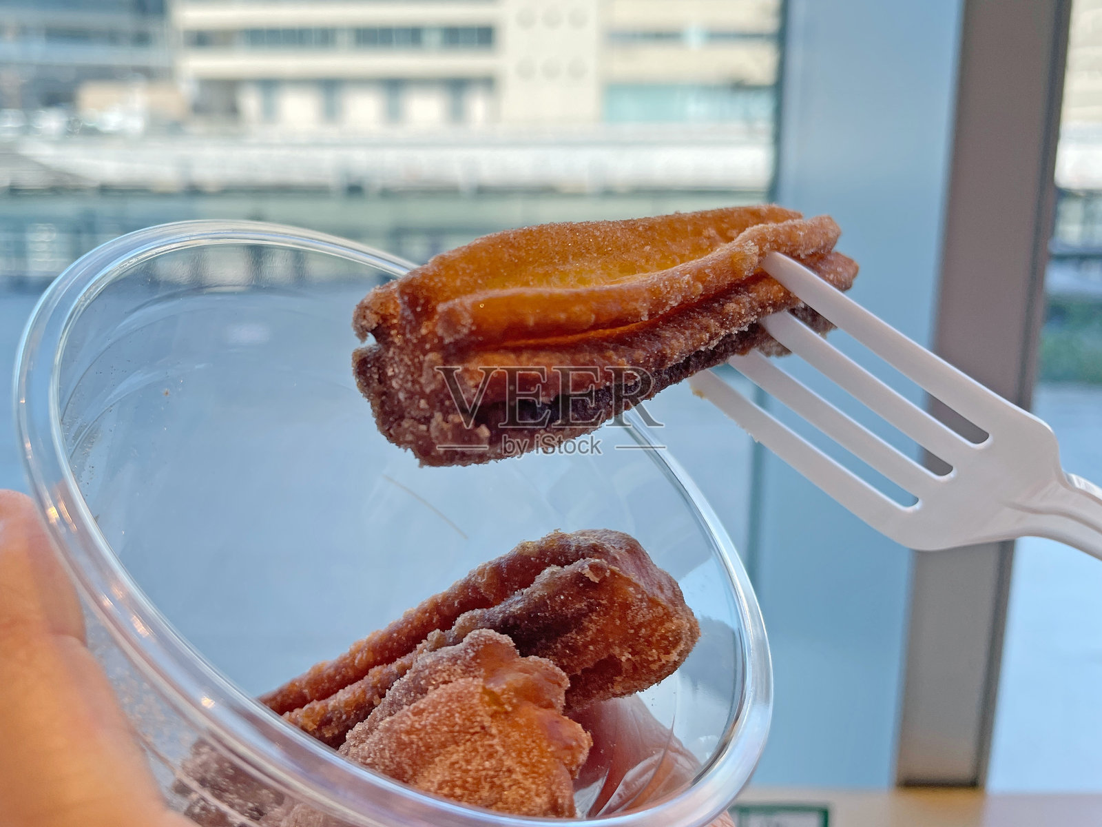 肉桂糖油炸西班牙油条照片摄影图片