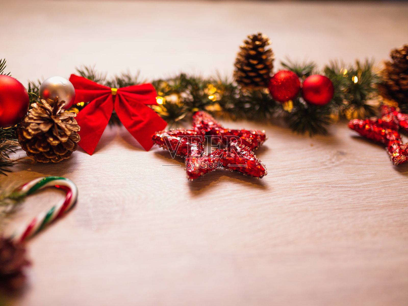 节日圣诞装饰，包含红色星星、松果和糖果手杖照片摄影图片