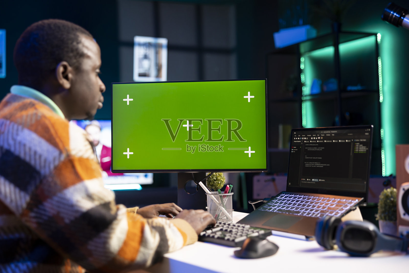 系统管理员在模拟图旁处理软件优化，留有空白供复制使用照片摄影图片