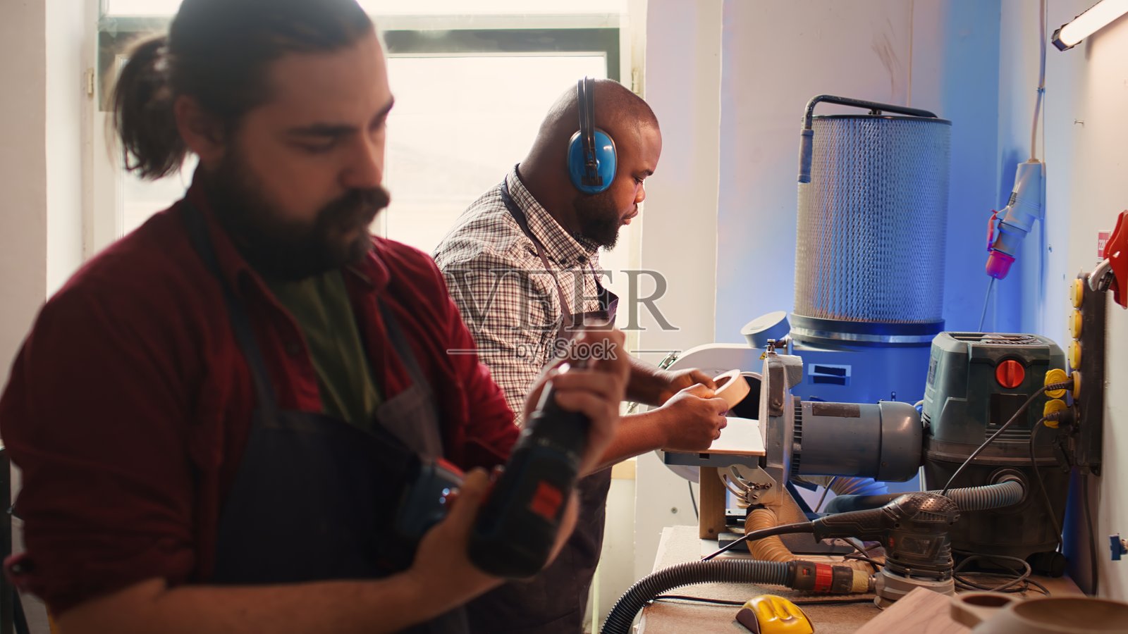 木匠在家具组装车间更换电钻头照片摄影图片