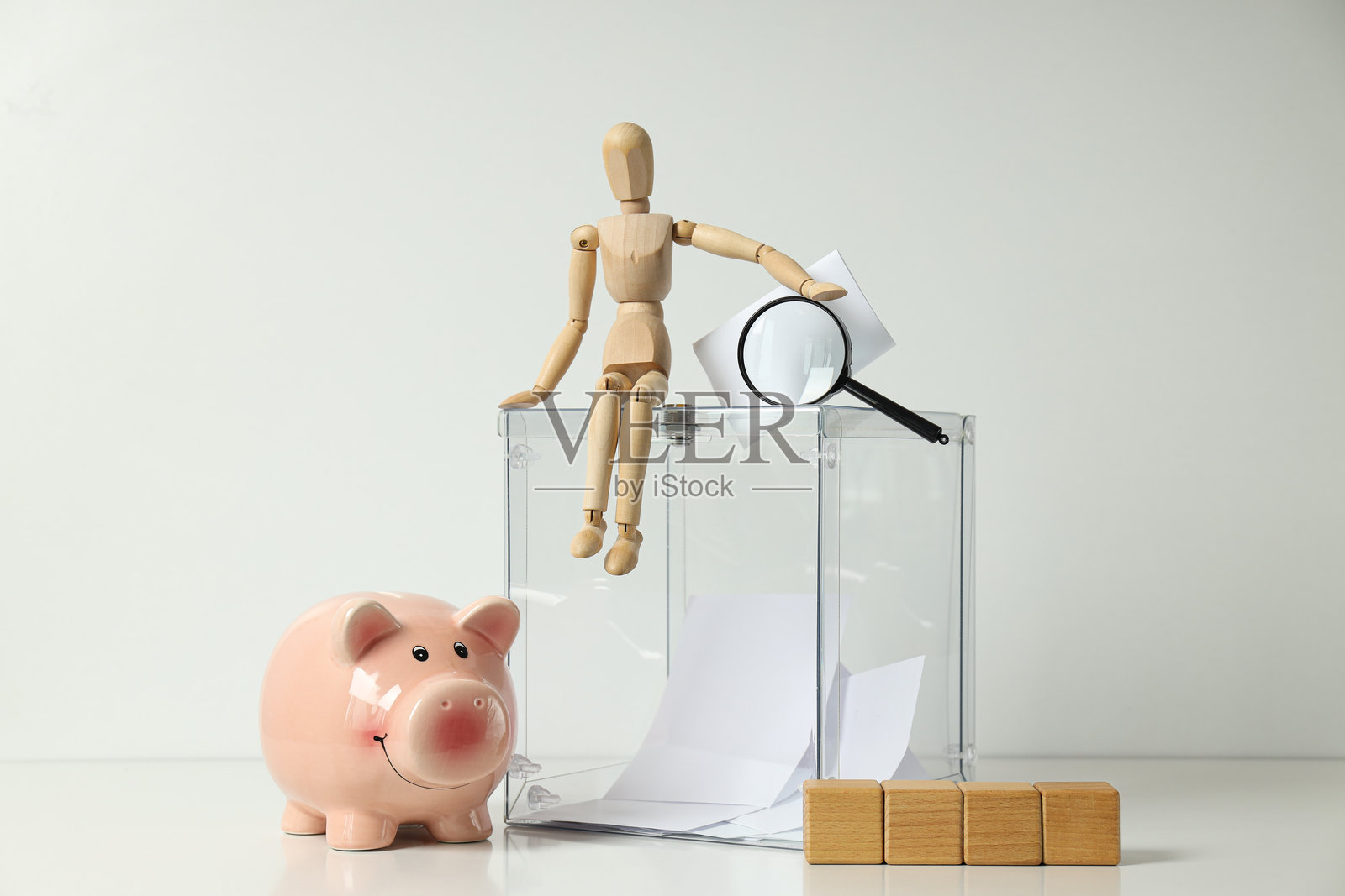 投票箱、木制人、储蓄罐和白色背景上的木块照片摄影图片