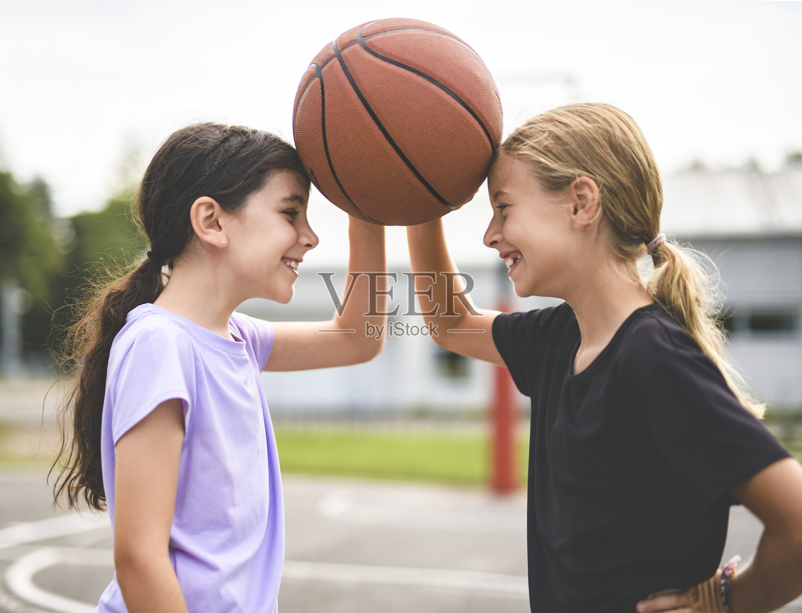 两个穿着运动服的女孩在打篮球照片摄影图片